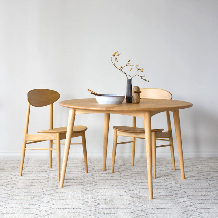 Table à manger ronde en chêne américain massif d'inspiration japonaise avec piètement arqué pour salle à manger