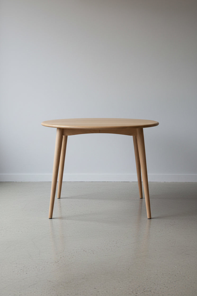 Table à manger ronde en chêne américain massif d'inspiration japonaise avec piètement arqué pour salle à manger