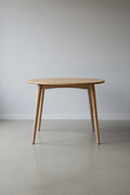Table à manger ronde en chêne américain massif d'inspiration japonaise avec piètement arqué pour salle à manger