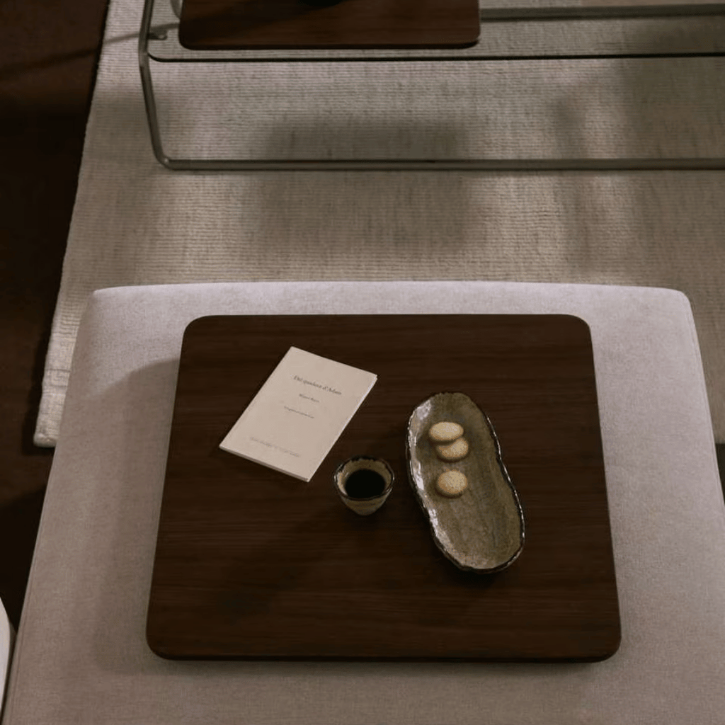 Table basse en verre trempé et placage de noyer du milieu du siècle avec panneau coulissant pour salon