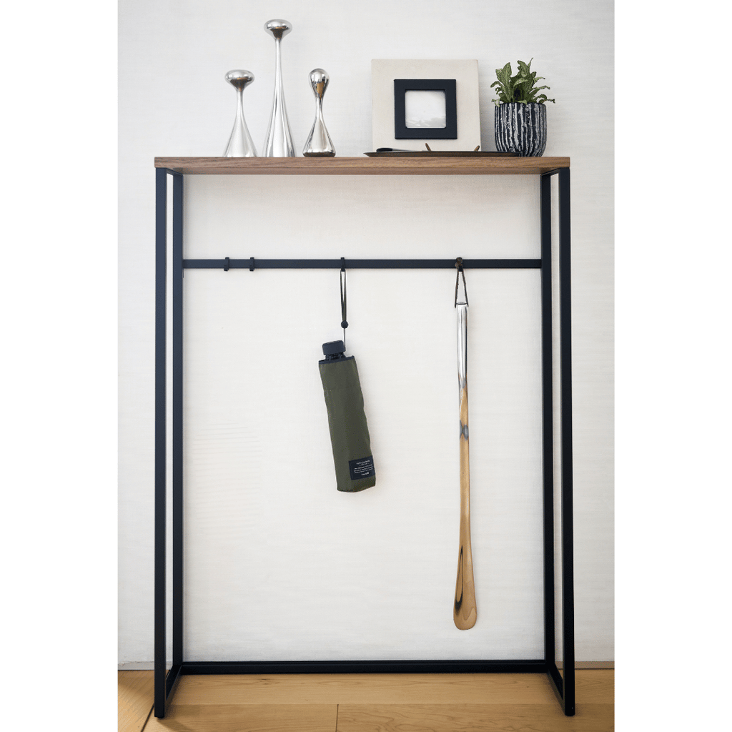 Console mince en placage de noyer d'inspiration japonaise avec crochets latéraux pour couloir