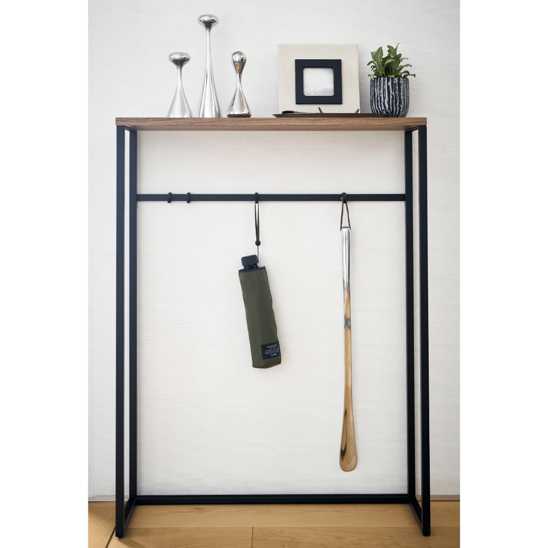 Console mince en placage de noyer d'inspiration japonaise avec crochets latéraux pour couloir