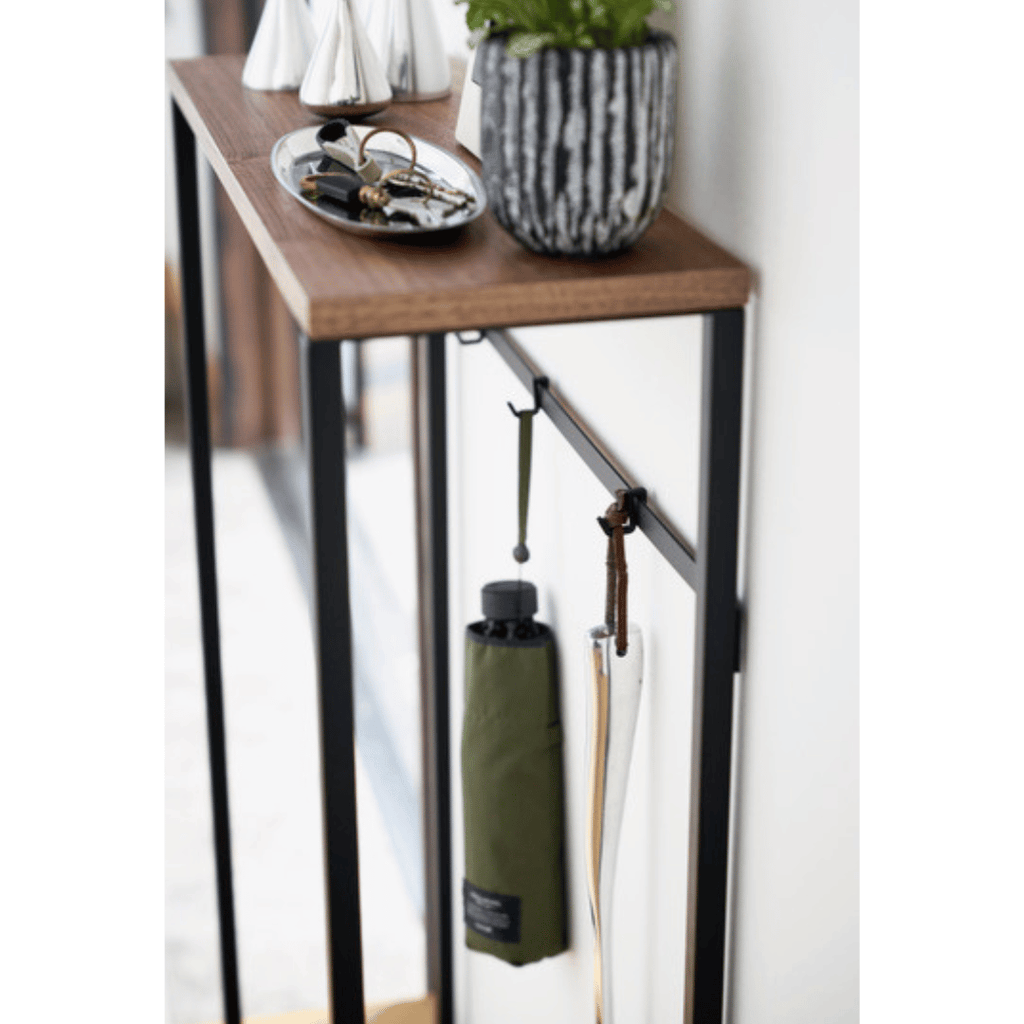 Console mince en placage de noyer d'inspiration japonaise avec crochets latéraux pour couloir