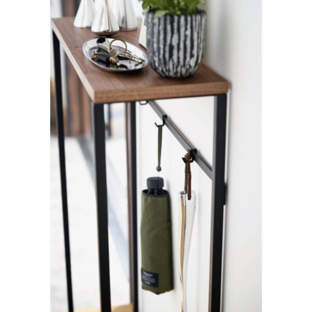 Console mince en placage de noyer d'inspiration japonaise avec crochets latéraux pour couloir