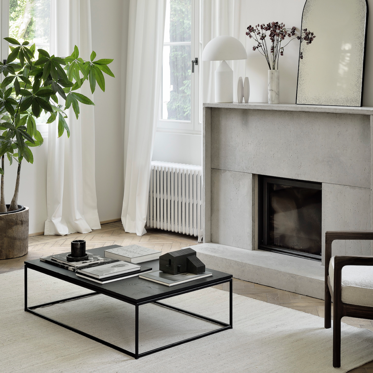 Table basse contemporaine en chêne massif avec base en métal thermolaqué noir mat pour salon