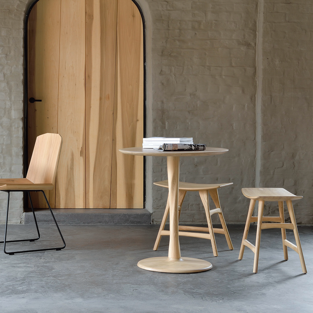 Table à manger ronde scandinave en chêne massif avec pied central sculptural pour salle à manger
