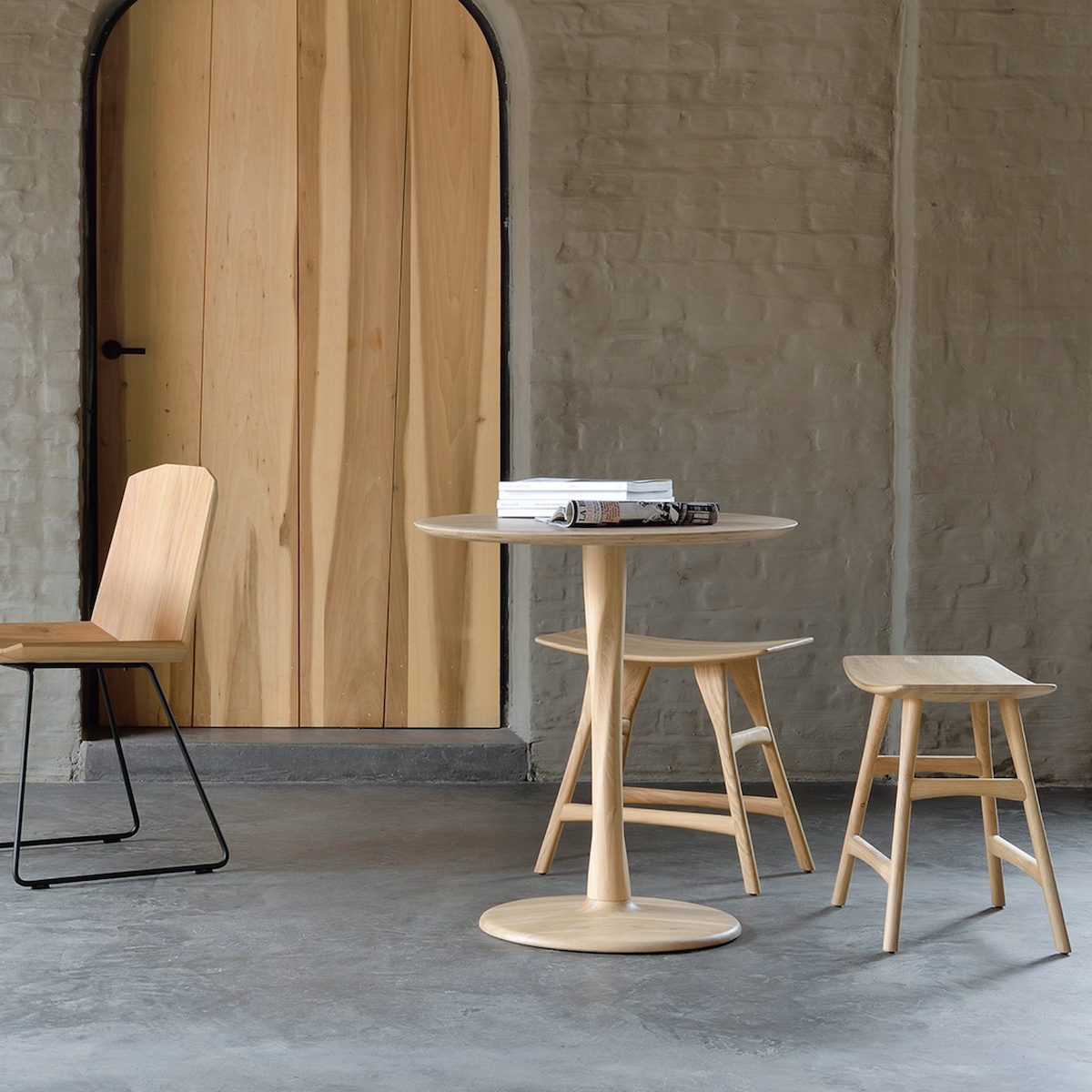 Table à manger ronde scandinave en chêne massif avec pied central sculptural pour salle à manger