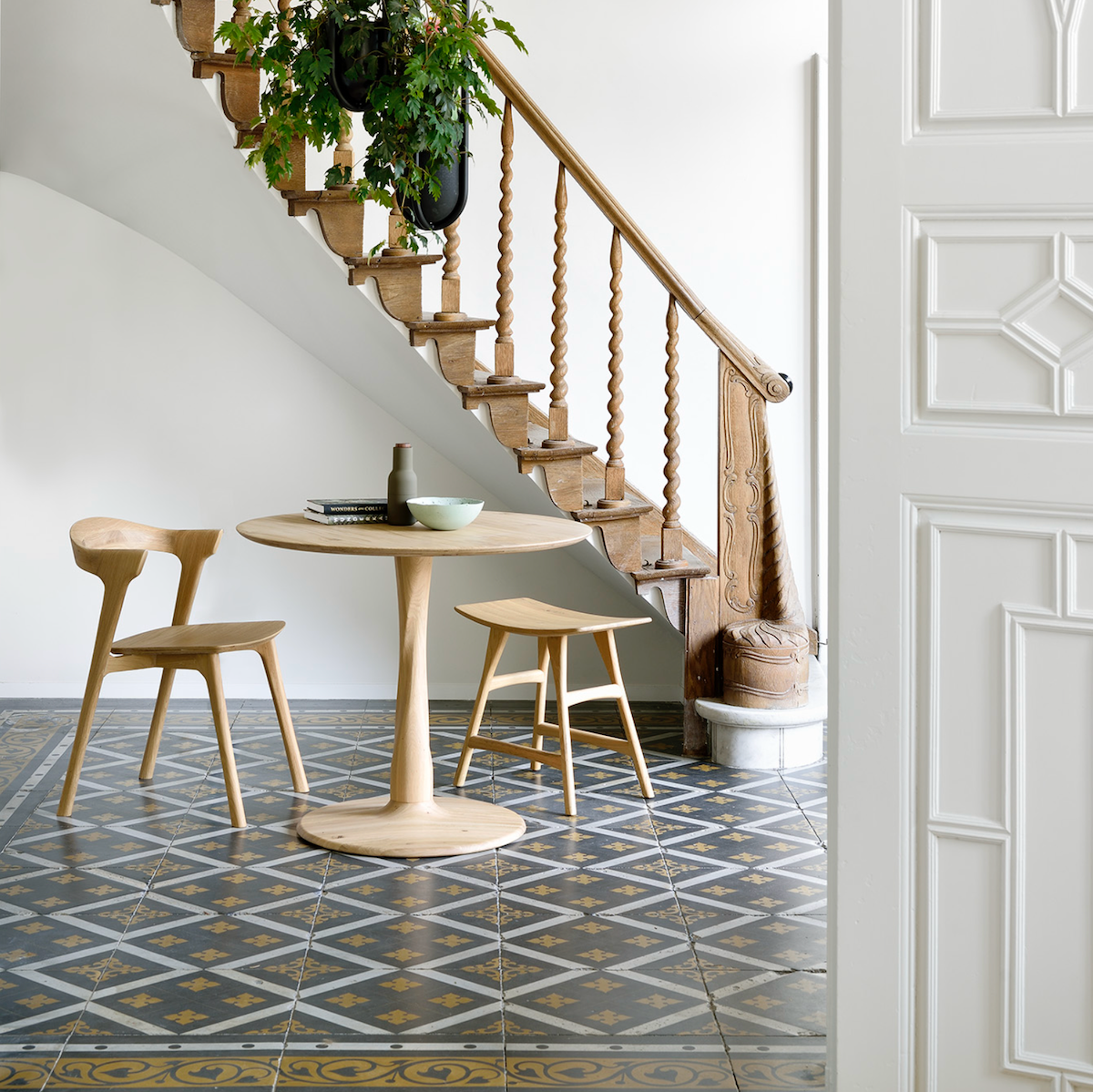 Table à manger ronde scandinave en chêne massif avec pied central sculptural pour salle à manger