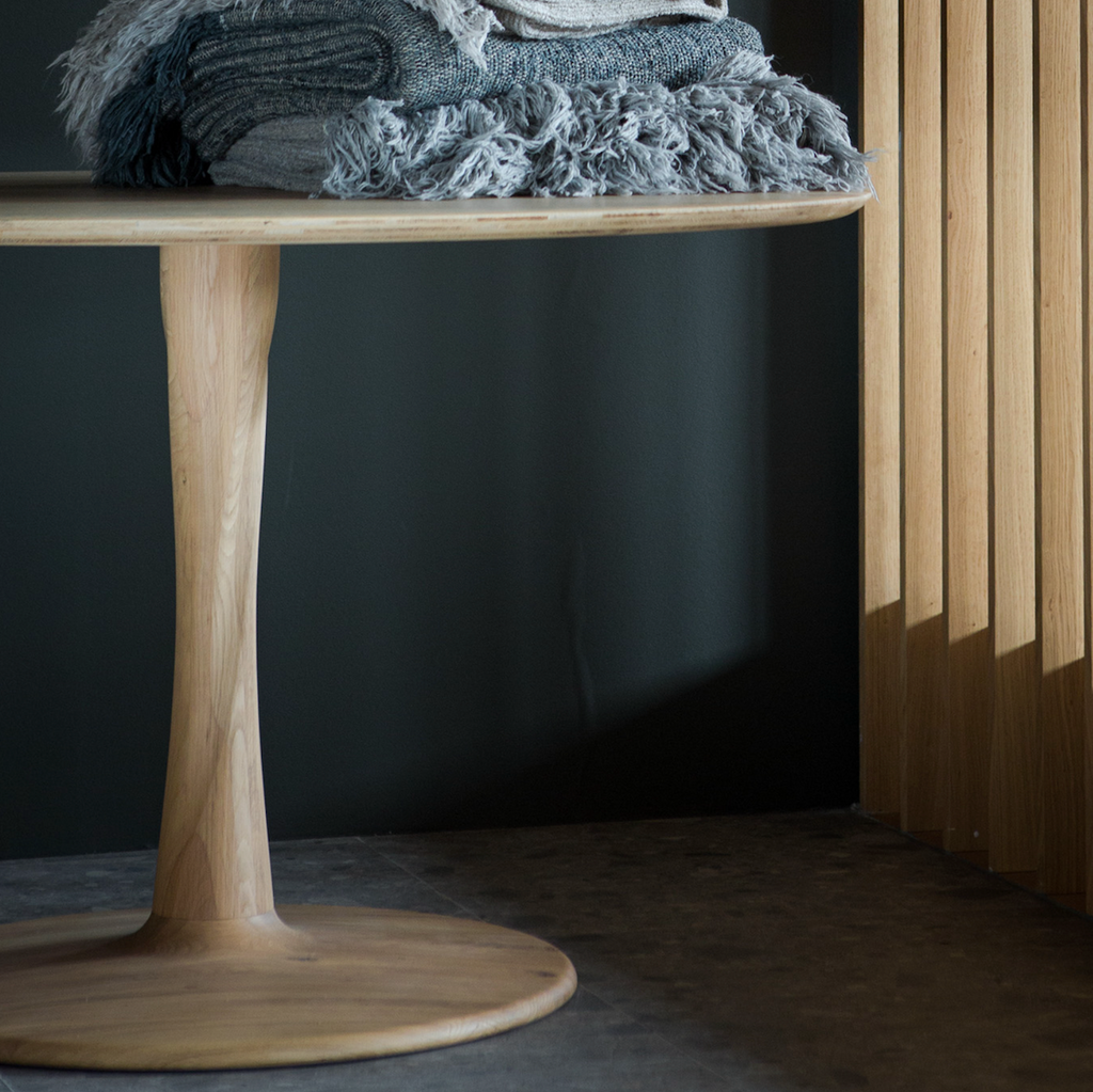 Table à manger ronde scandinave en chêne massif avec pied central sculptural pour salle à manger
