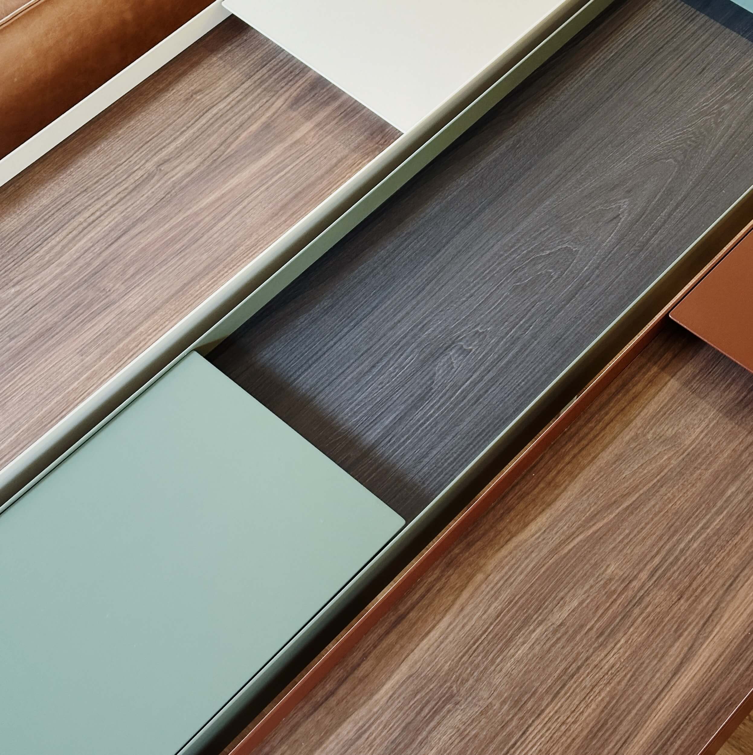 Console étroite en stratifié de bois industriel avec pieds en queue de poisson et étagère de rangement pour couloir