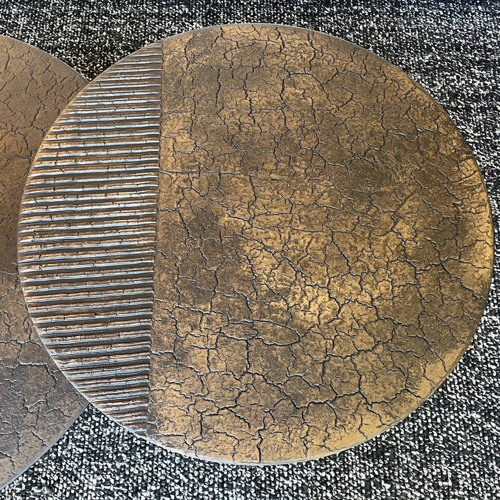 Table basse haute en poudre minérale artisanale avec texture striée faite à la main pour salon