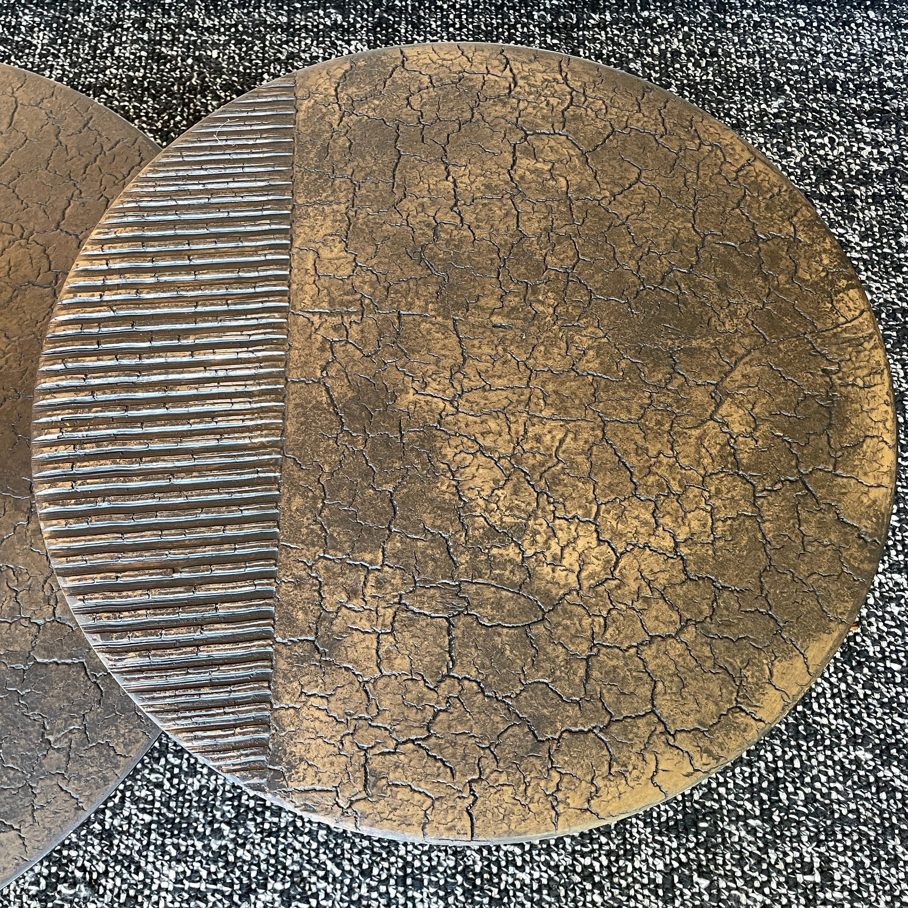 Table basse haute en poudre minérale artisanale avec texture striée faite à la main pour salon