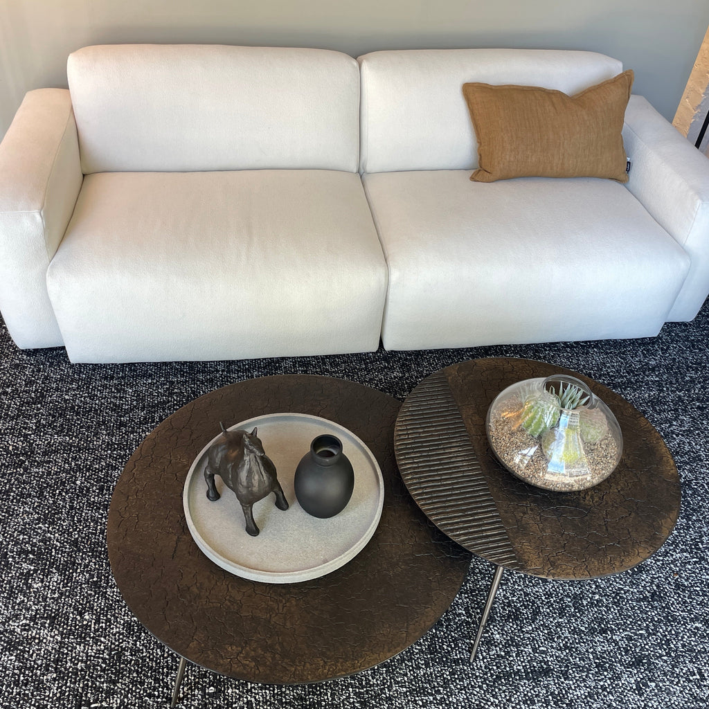 Table basse haute en poudre minérale artisanale avec texture striée faite à la main pour salon