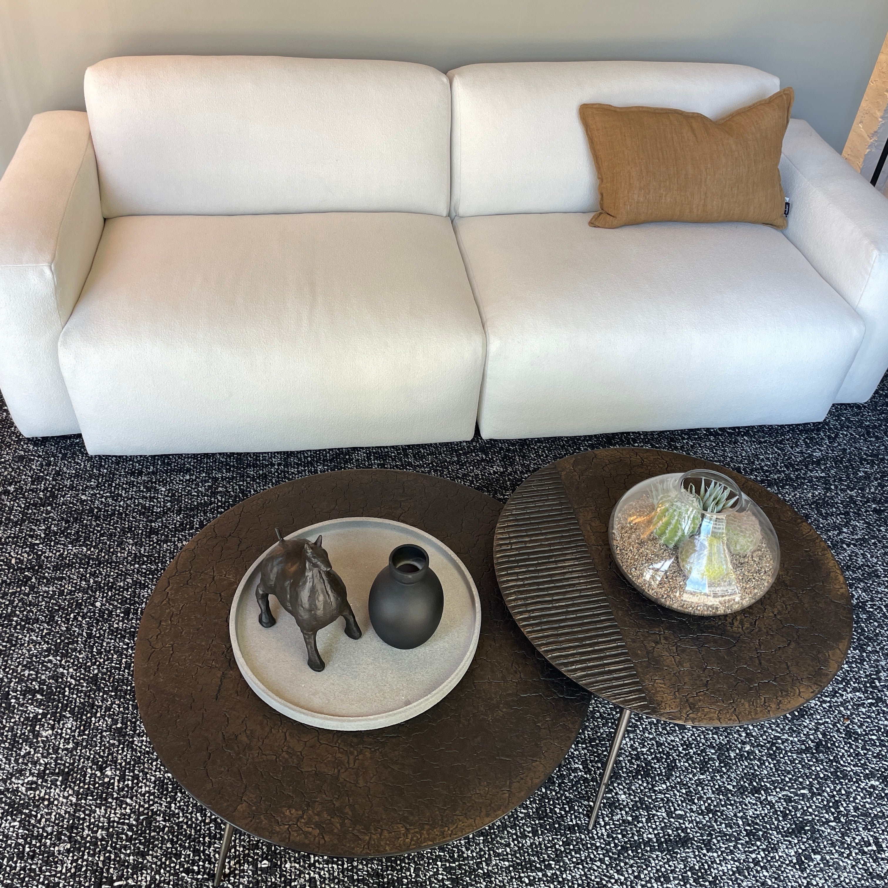Table basse haute en poudre minérale artisanale avec texture striée faite à la main pour salon