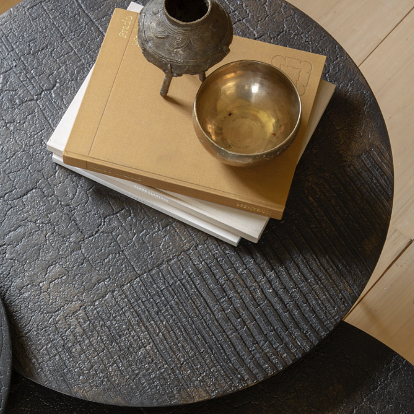 Table basse haute en poudre minérale artisanale avec texture striée faite à la main pour salon