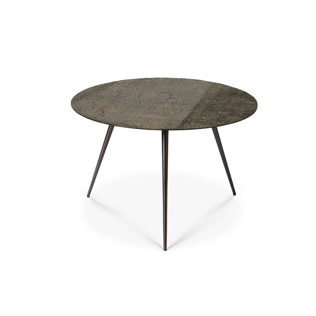 Table basse haute en poudre minérale artisanale avec texture striée faite à la main pour salon