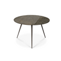 Table basse haute en poudre minérale artisanale avec texture striée faite à la main pour salon