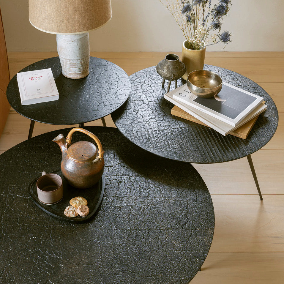 Table basse haute en poudre minérale artisanale avec texture striée faite à la main pour salon