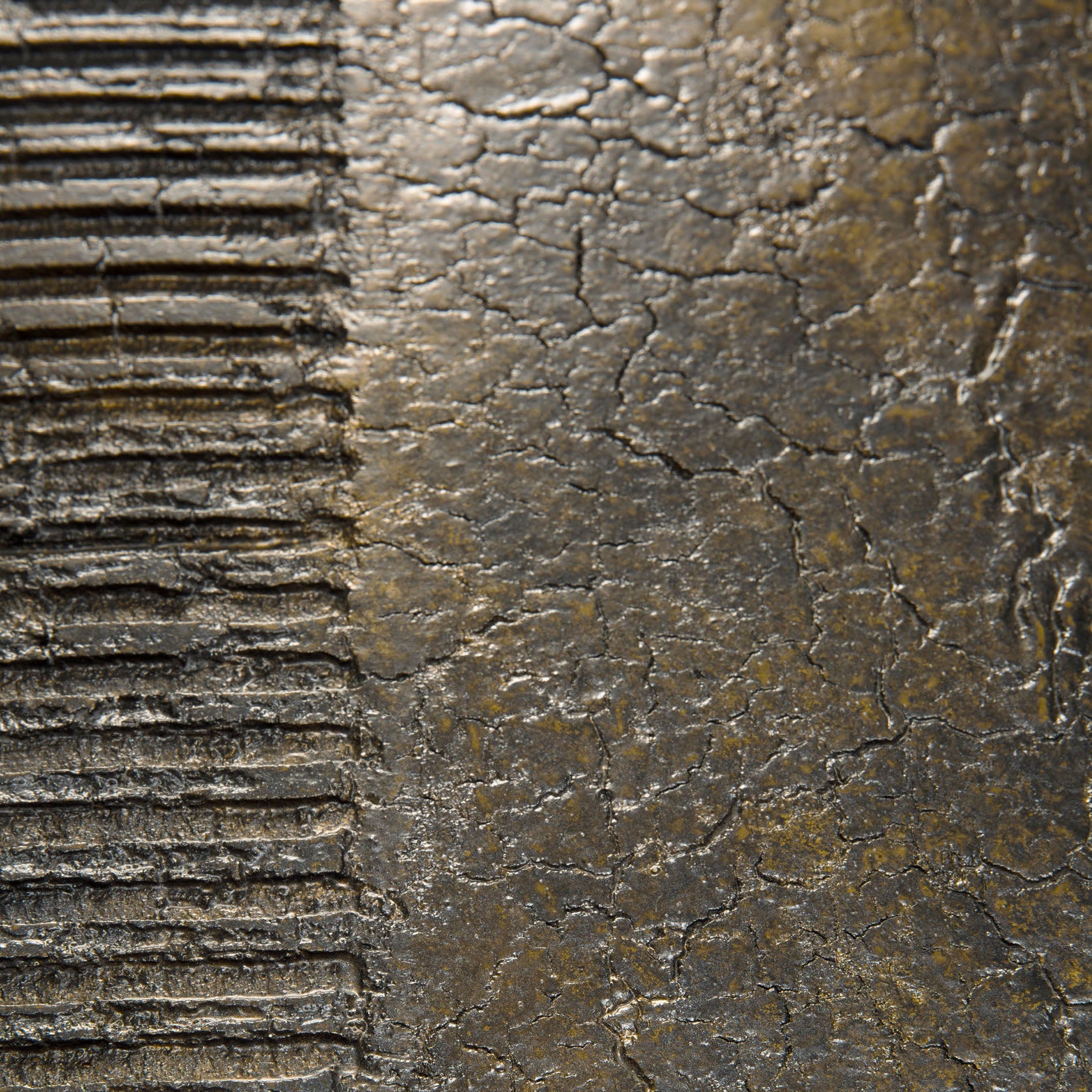 Table basse haute en poudre minérale artisanale avec texture striée faite à la main pour salon