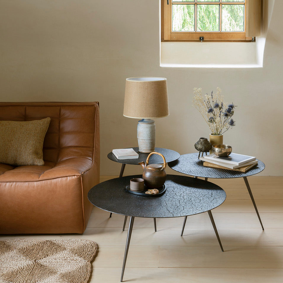 Table basse haute en poudre minérale artisanale avec texture striée faite à la main pour salon