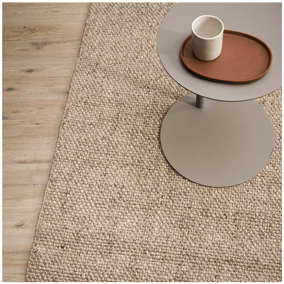 Tapis plat en laine naturelle et viscose avec tissage texturé subtil en galet pour salon