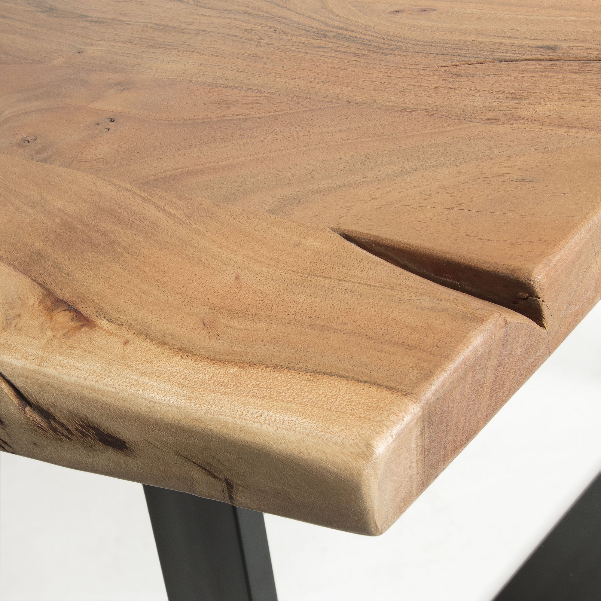 Table de salle à manger rustique en acacia massif à bords bruts avec pieds en acier peint