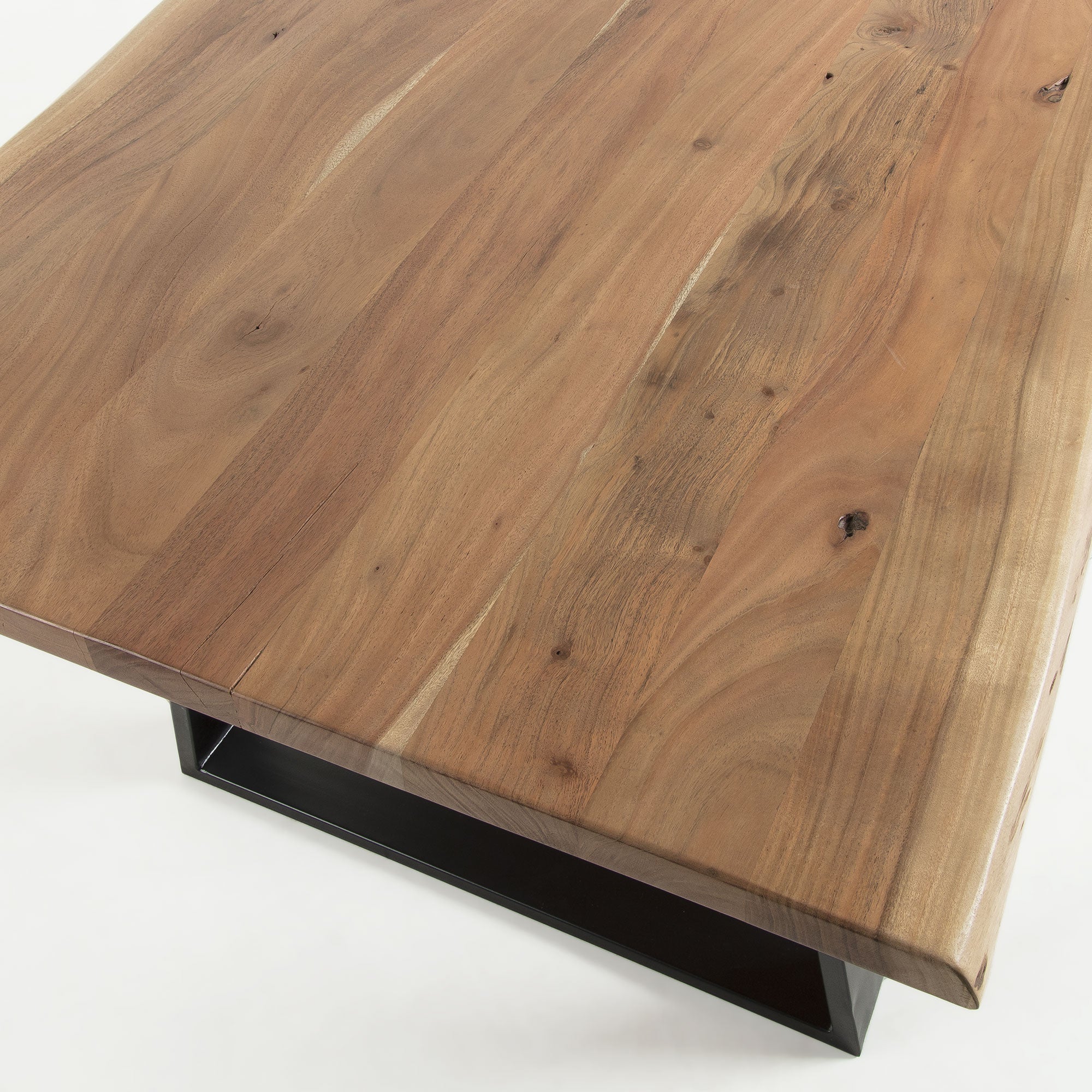 Table de salle à manger rustique en acacia massif à bords bruts avec pieds en acier peint