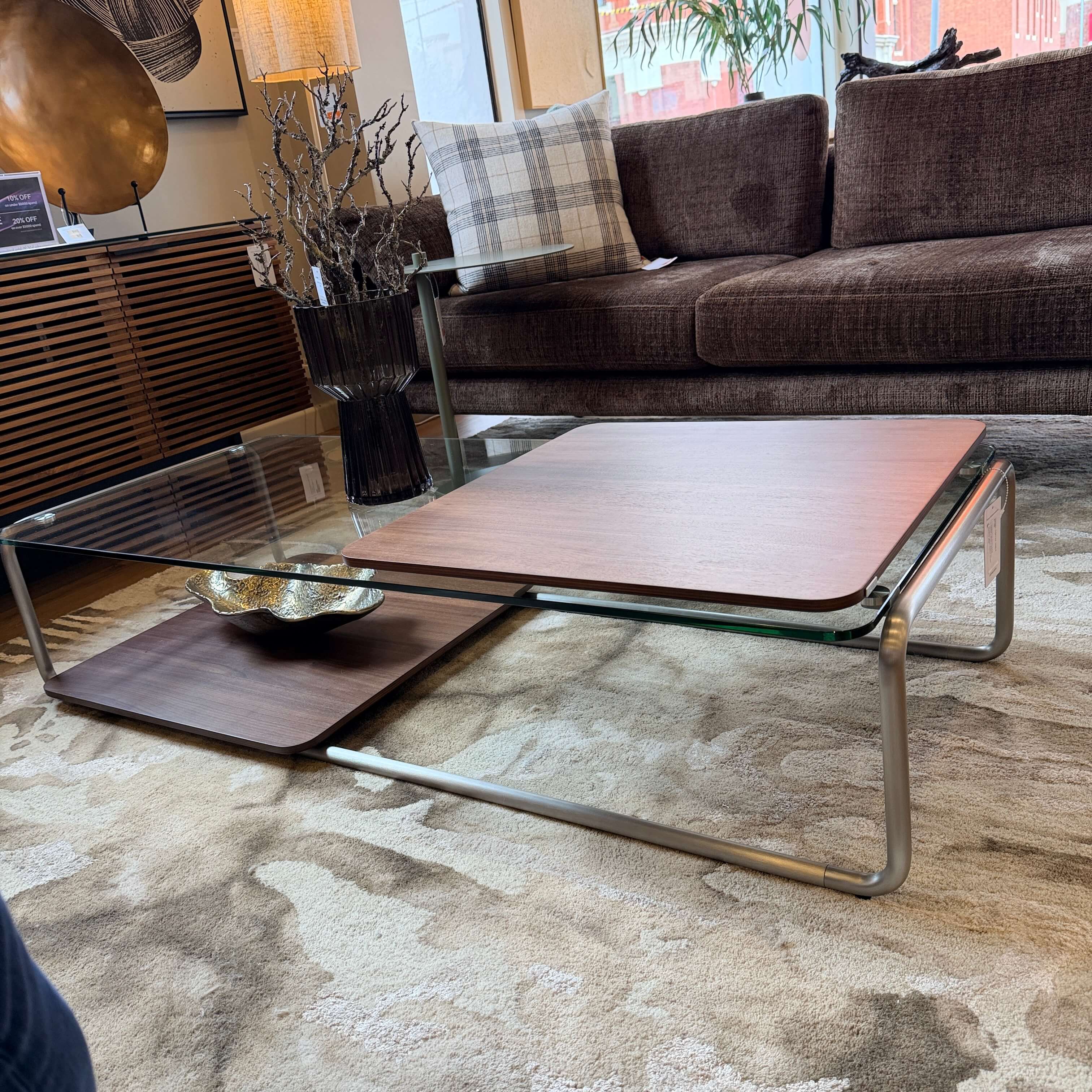 Table basse en verre trempé et placage de noyer du milieu du siècle avec panneau coulissant pour salon