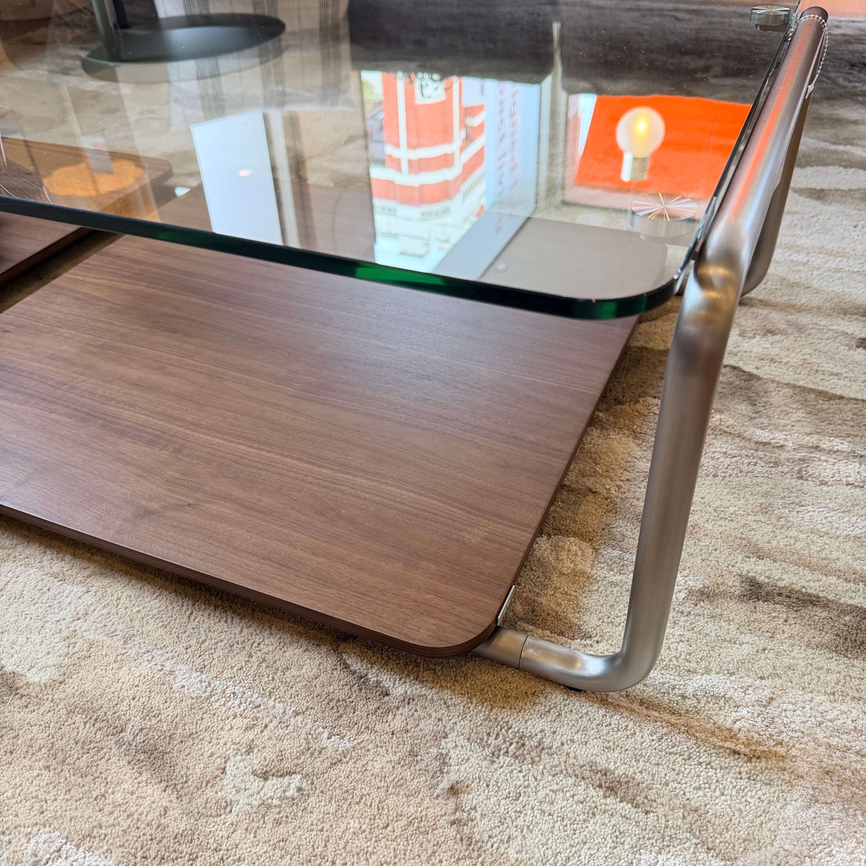 Table basse en verre trempé et placage de noyer du milieu du siècle avec panneau coulissant pour salon