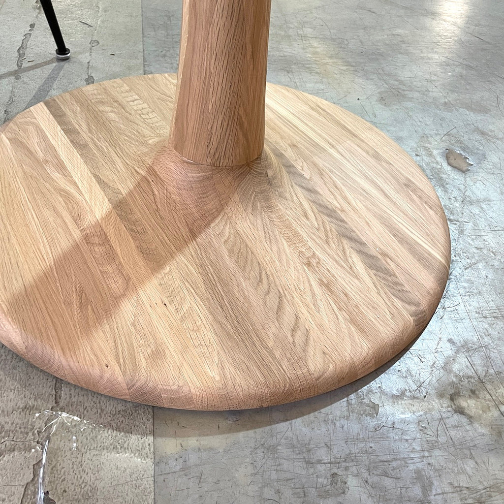 Table à manger ronde scandinave en chêne massif avec pied central sculptural pour salle à manger
