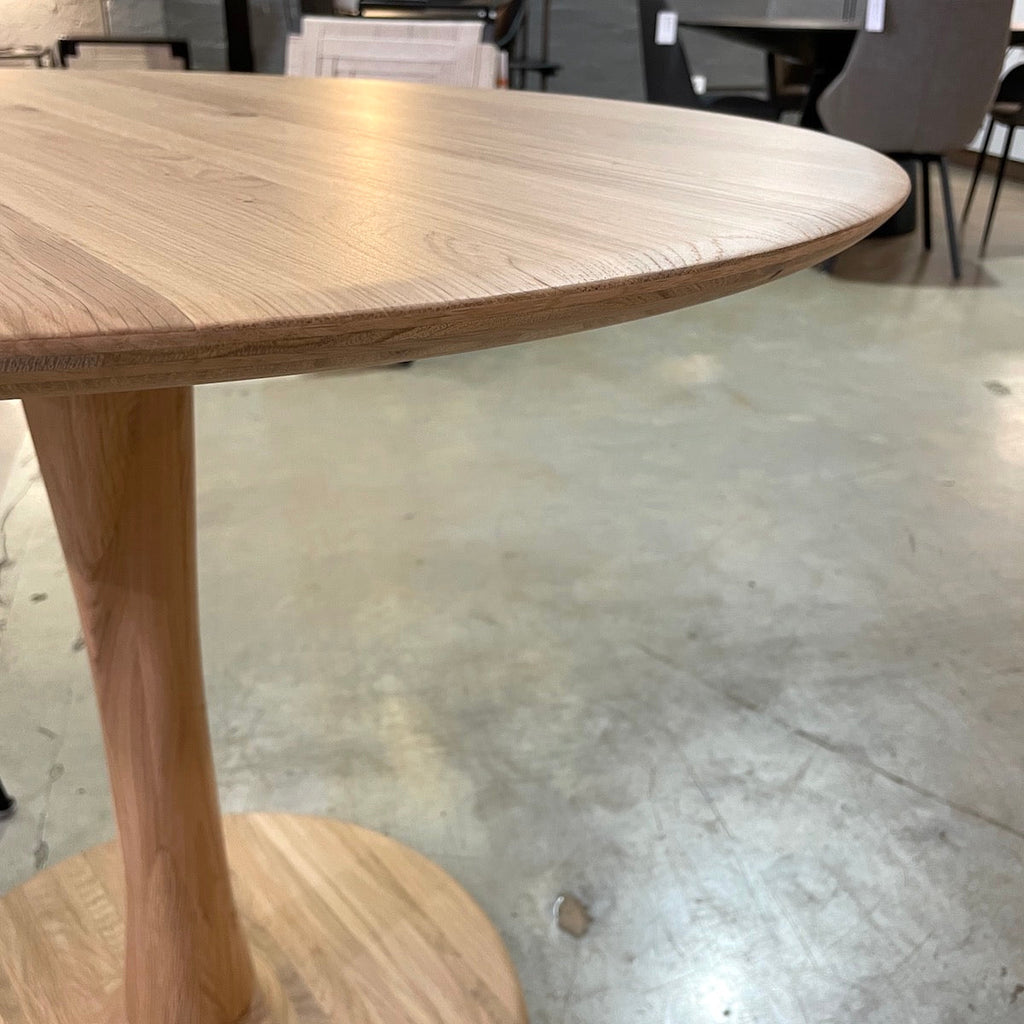 Table à manger ronde scandinave en chêne massif avec pied central sculptural pour salle à manger