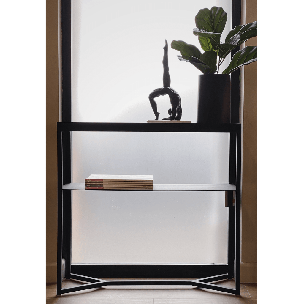 Console étroite en stratifié de bois industriel avec pieds en queue de poisson et étagère de rangement pour couloir