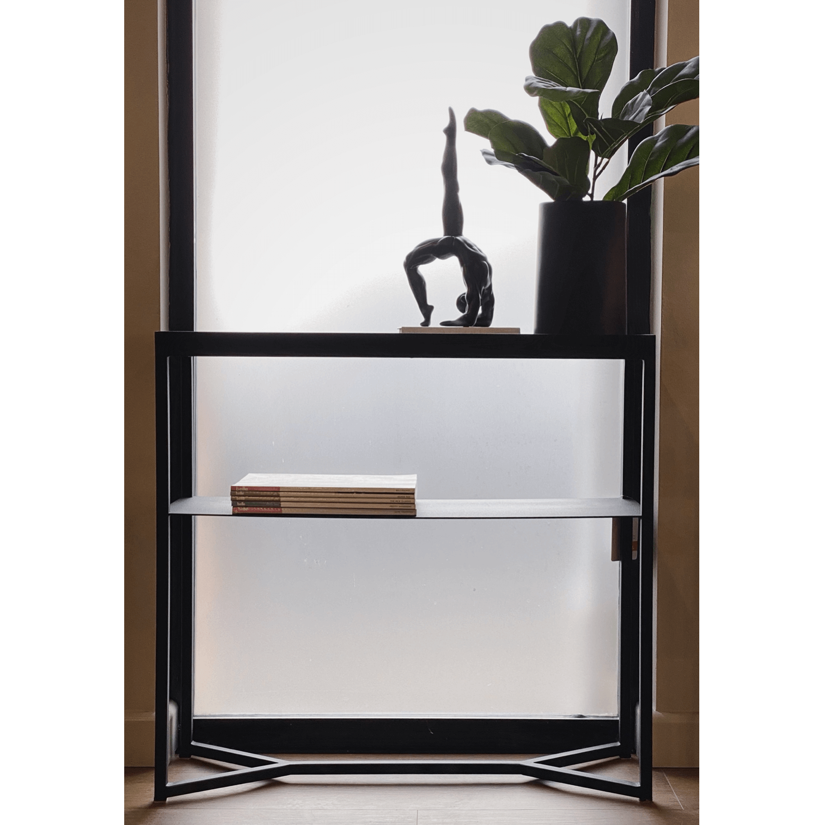 Console étroite en stratifié de bois industriel avec pieds en queue de poisson et étagère de rangement pour couloir