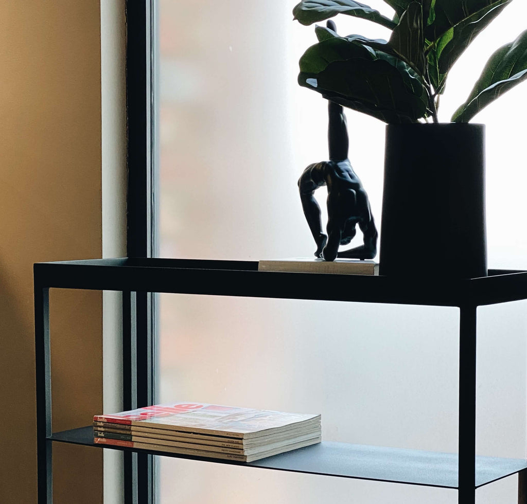 Console étroite en stratifié de bois industriel avec pieds en queue de poisson et étagère de rangement pour couloir