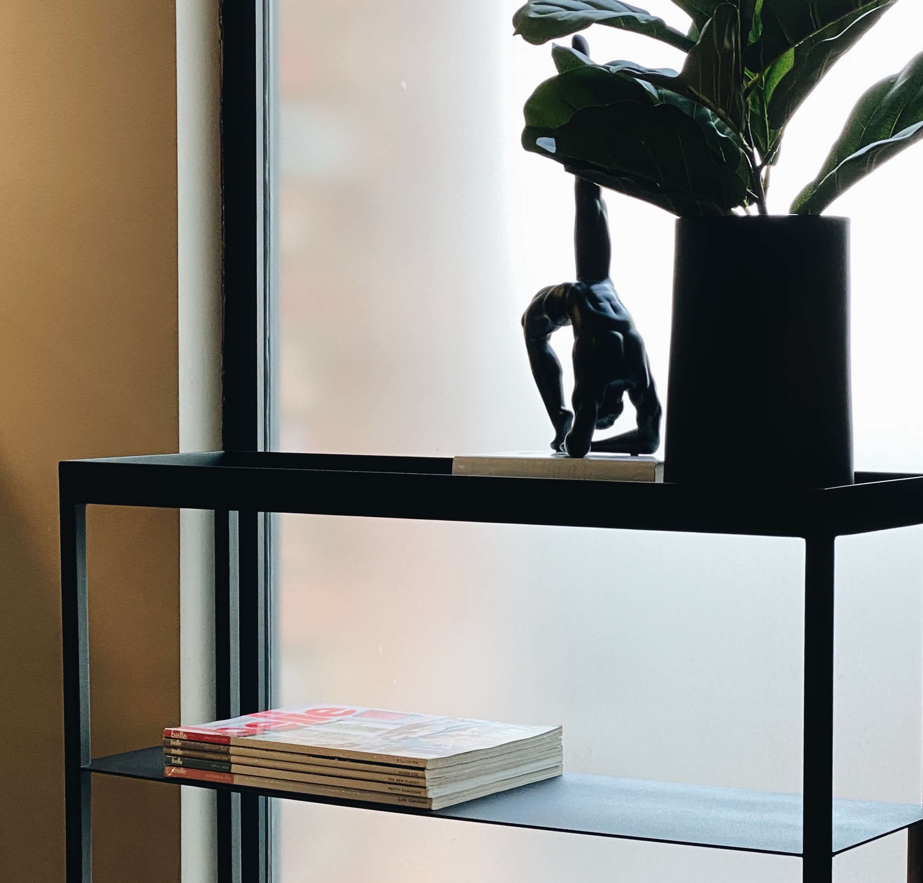Console étroite en stratifié de bois industriel avec pieds en queue de poisson et étagère de rangement pour couloir