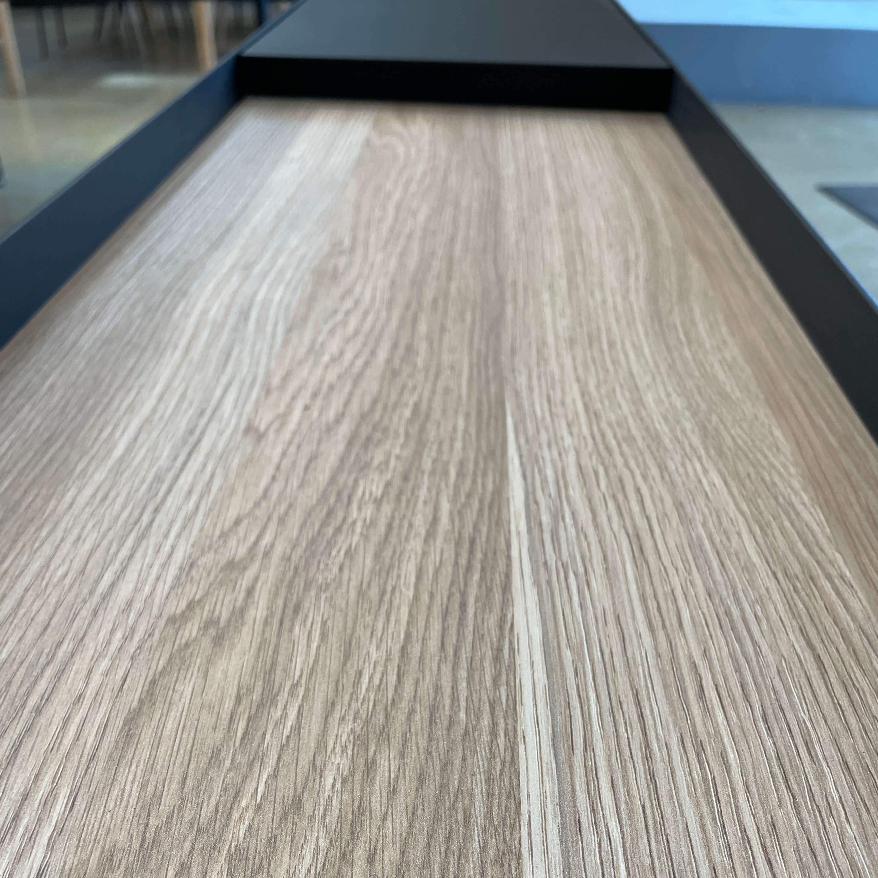 Console de rangement moderne en stratifié imitation bois avec compartiment caché à couvercle rabattable pour couloir