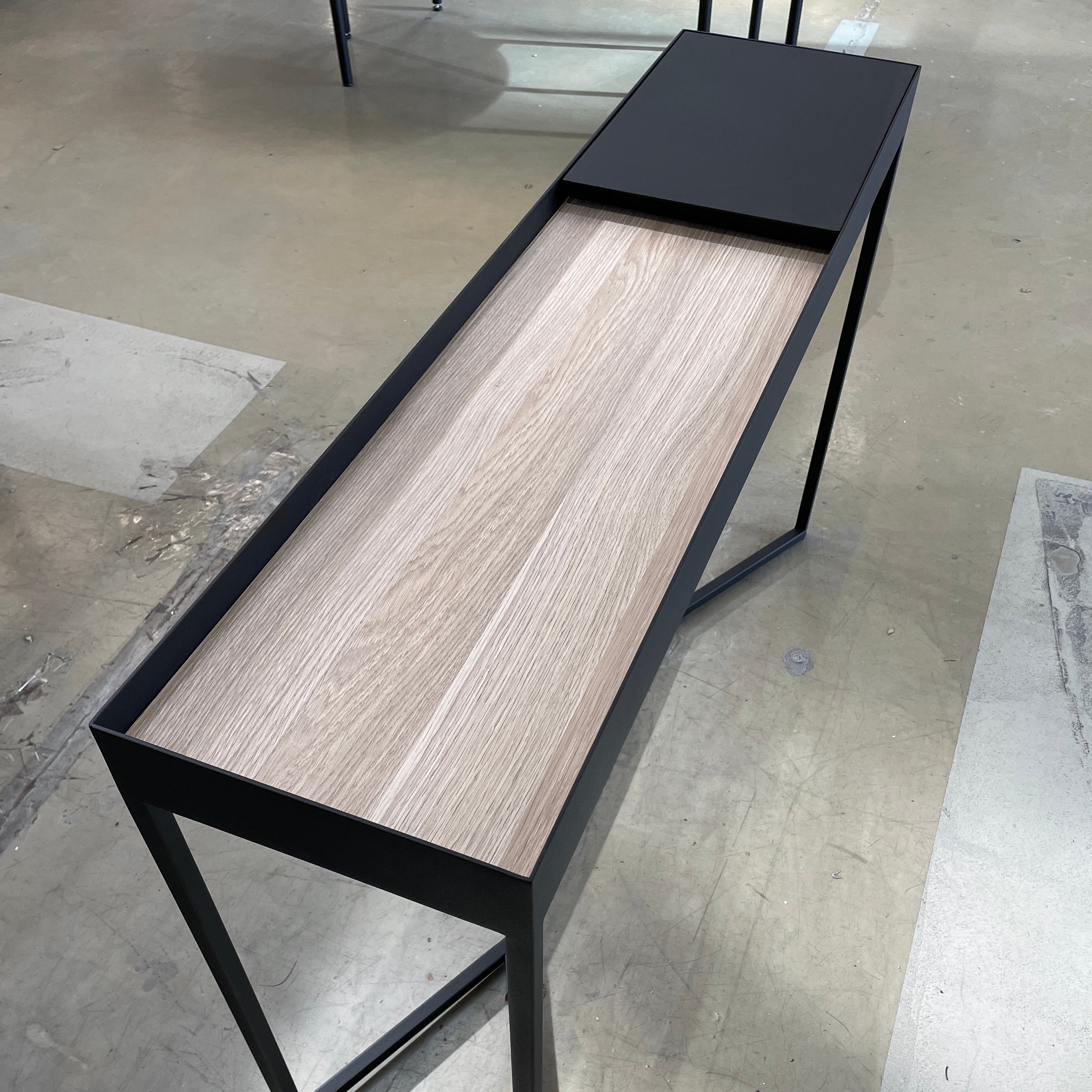 Console de rangement moderne en stratifié imitation bois avec compartiment caché à couvercle rabattable pour couloir