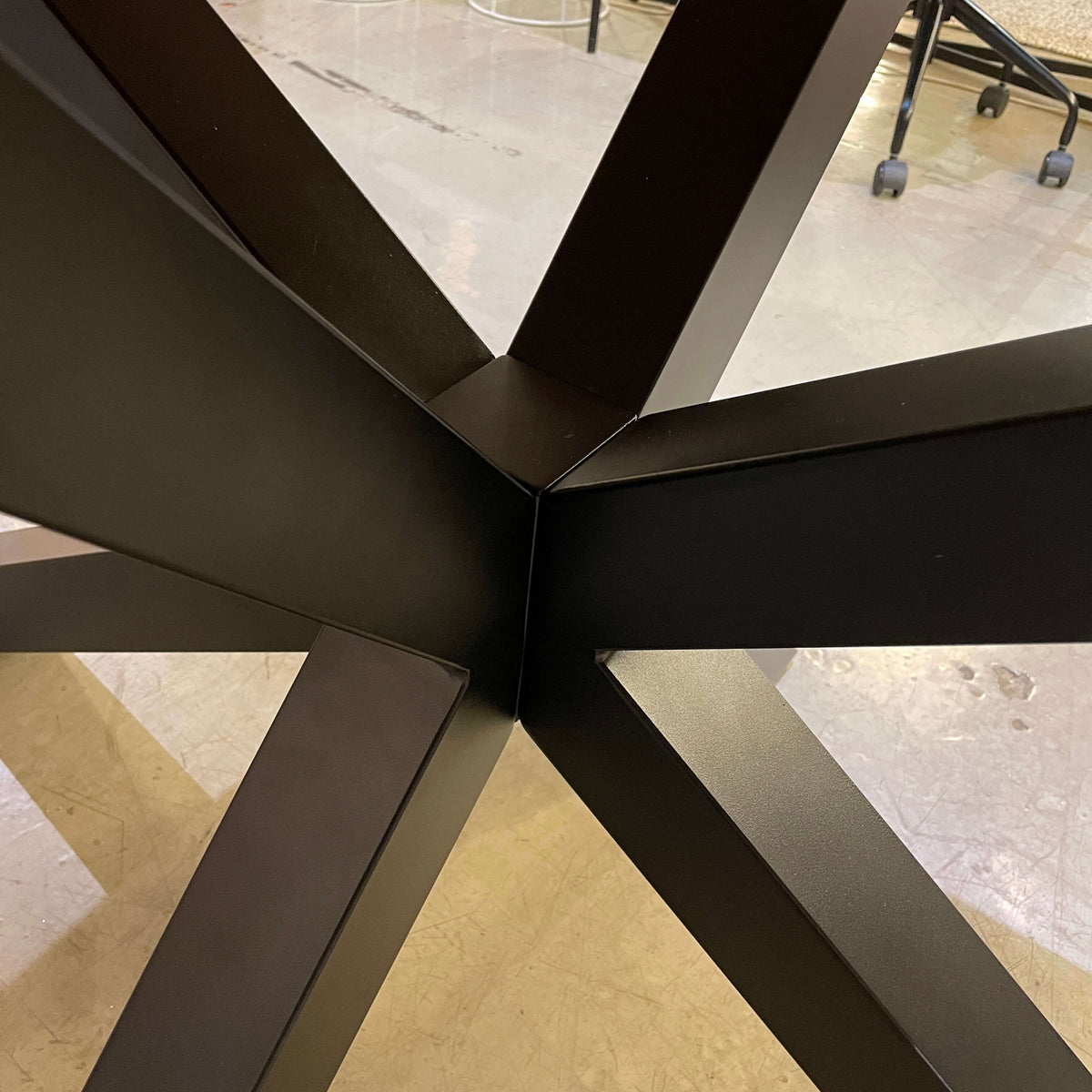 Table à manger rectangulaire contemporaine en MDF et verre trempé avec pieds en étoile en métal pour salle à manger